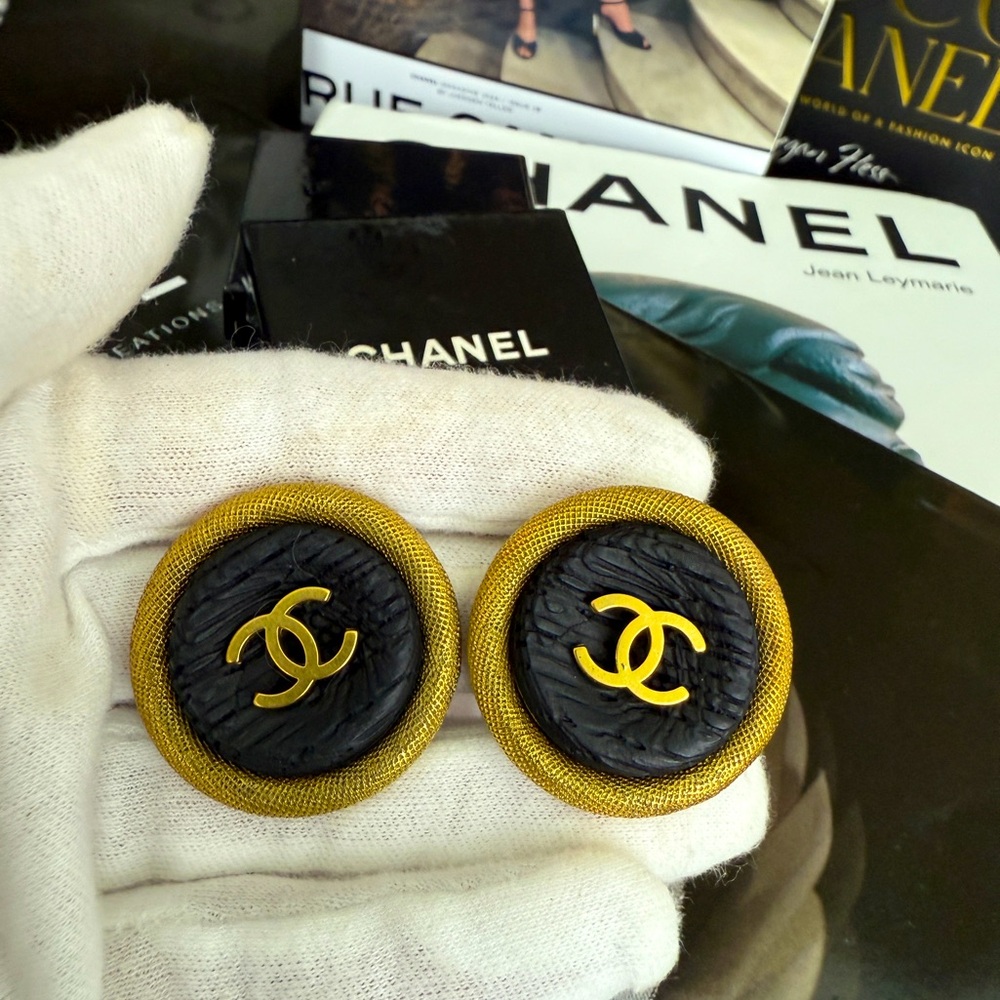 LOT 2246 24K gold plated CHANEL vintage 1994 spring collection